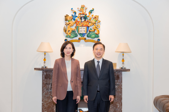 「港大 - 渣打慈善基金 金融科技學院」聯合主席香港大學校長張翔教授（右二）及渣打香港兼大中華及北亞區行政總裁暨渣打香港150 週年慈善基金信託人禤惠儀女士（中）表示，學院自2020年5 月成立以來已邁過五年的重要里程碑，無論在金融科技研究、人才培育及產業推動方面均取得豐碩成果。
 
